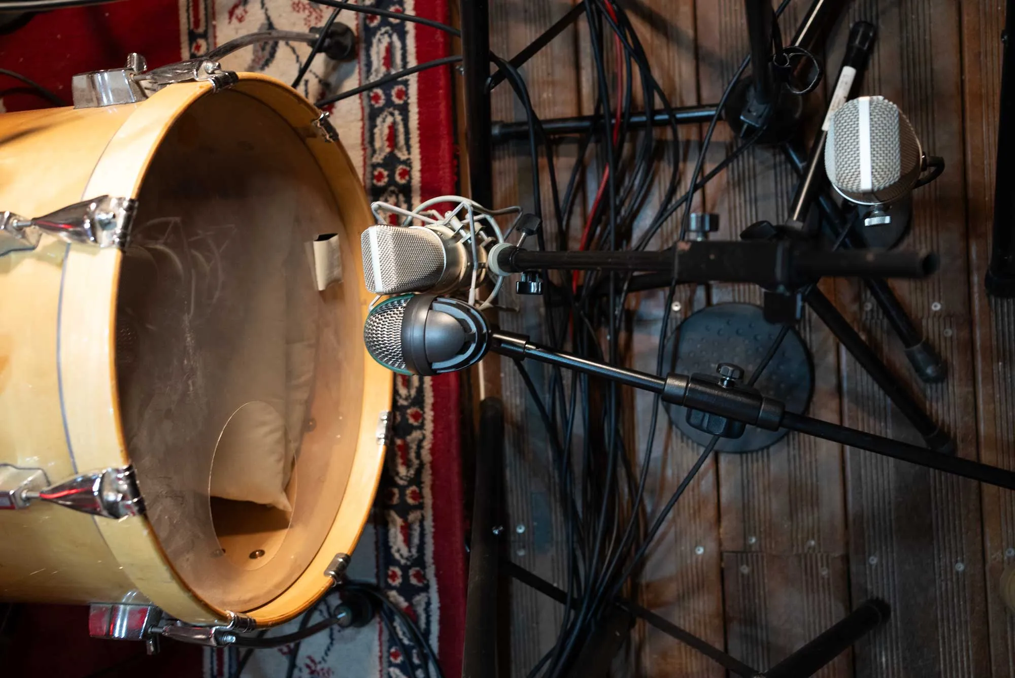 Microphone sur batterie dans le studio