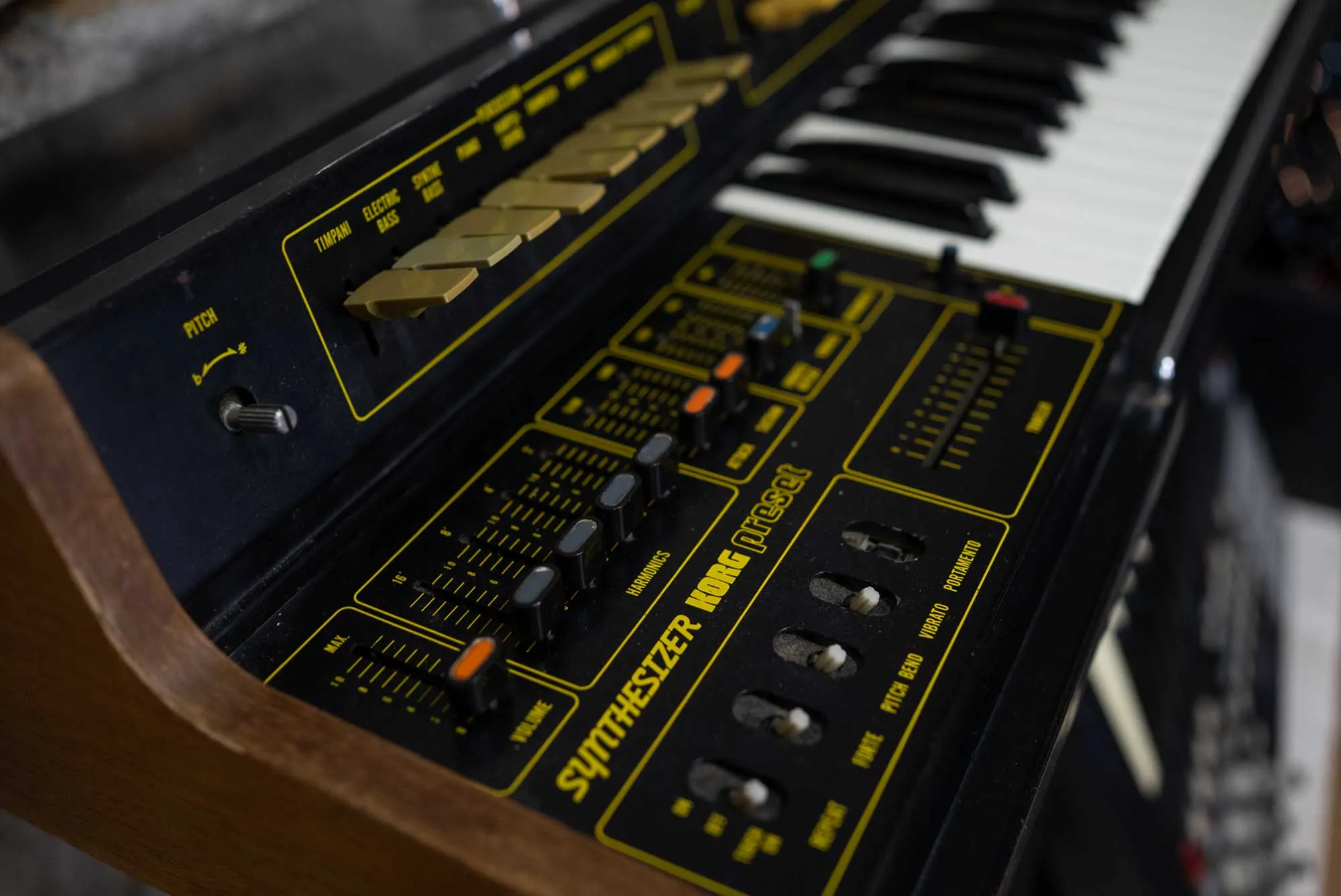 Synthétiseur Korg dans le studio