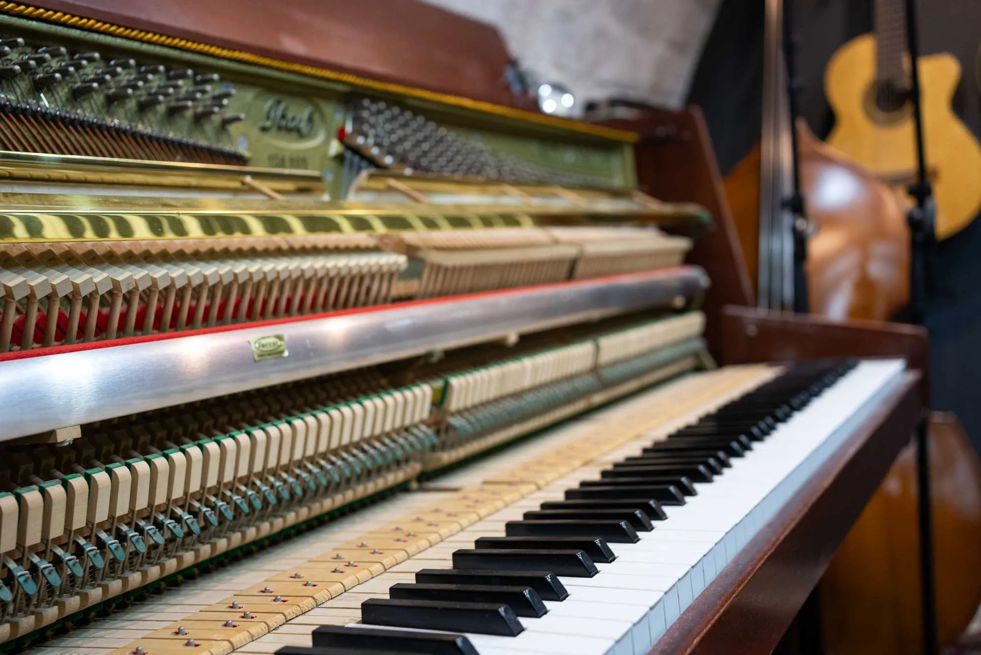 Piano dans la salle 2